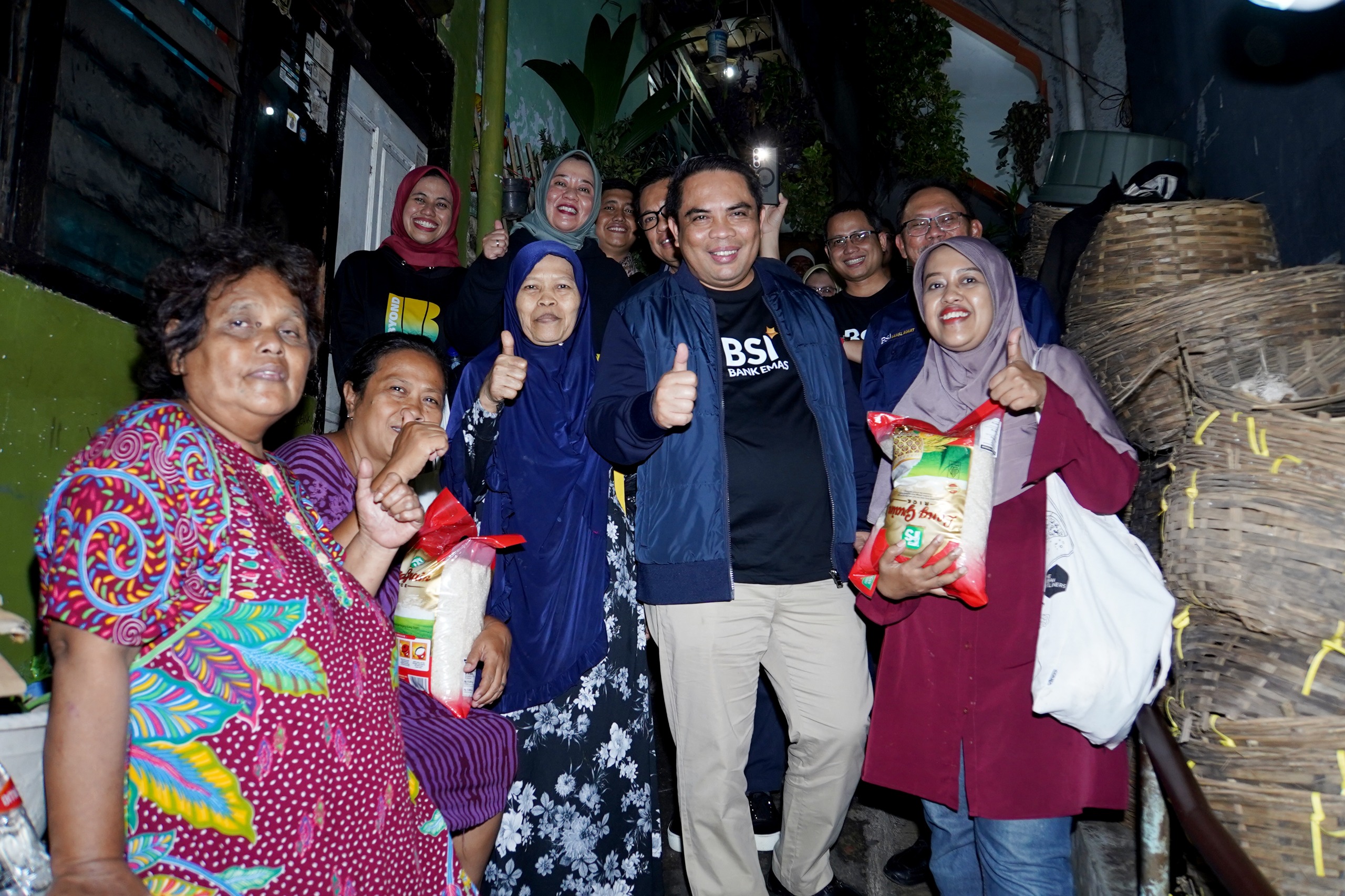 Bantuan Sosial BSI: Dari Makanan Hingga Instrumen ZISWAF untuk Korban Banjir dan Anak Yatim
