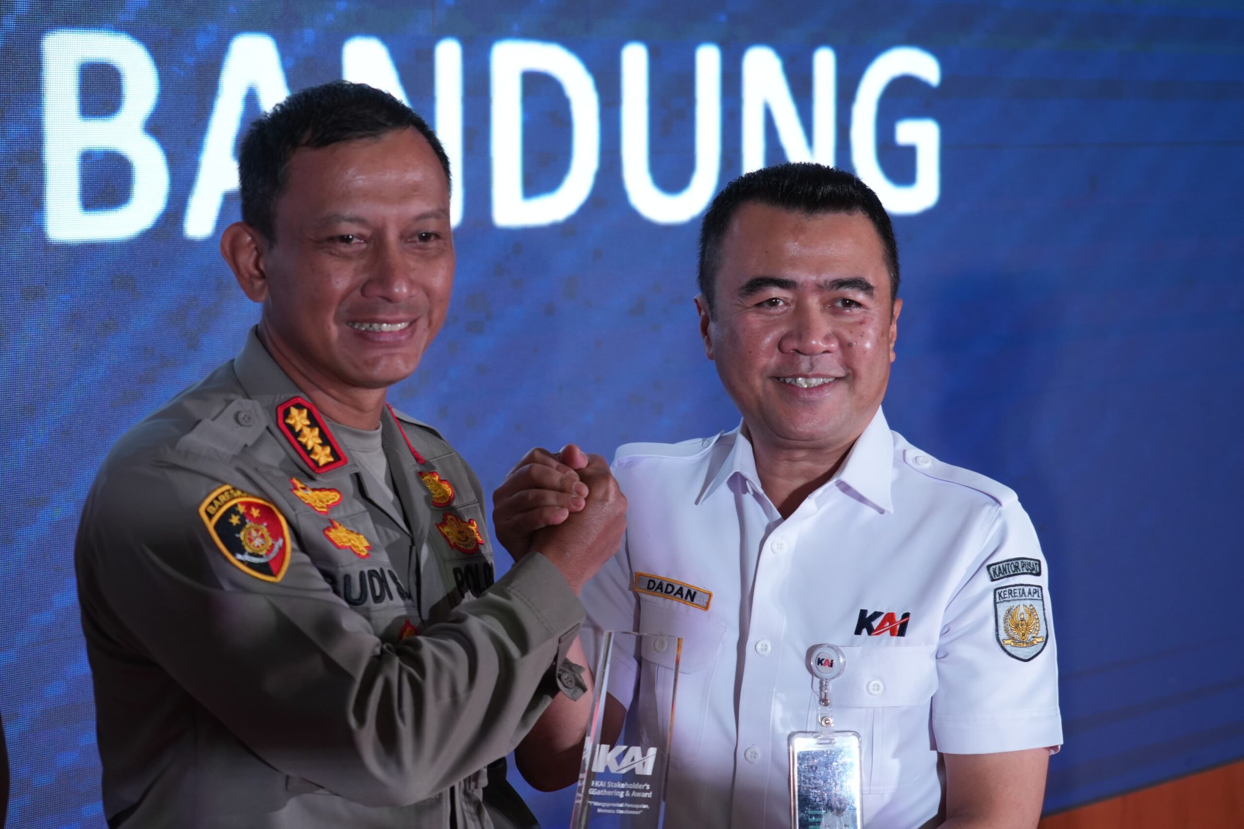 (FOTO) KAI Berikan Apresiasi kepada Stakeholder dalam Acara Penghargaan di Bandung