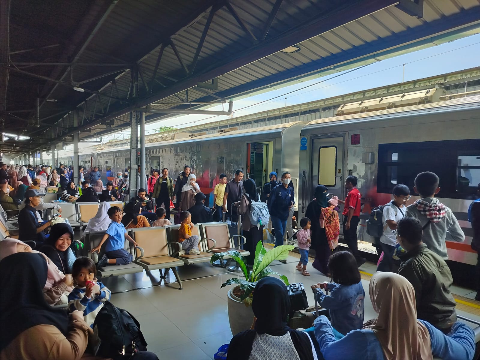 Jakarta–Bandung Ramai Pemudik, KAI Torehkan Prestasi Penumpang Terbanyak