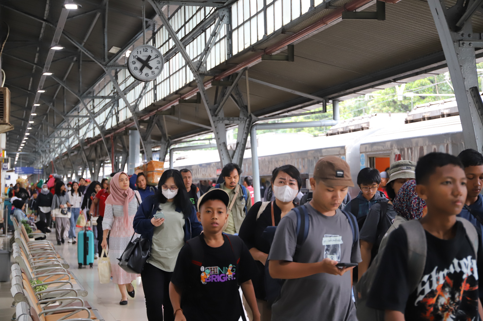 KAI Group Angkut 984 Ribu Penumpang di Hari Pertama Lebaran, Total Capai 13,3 Juta Sejak 21 Maret