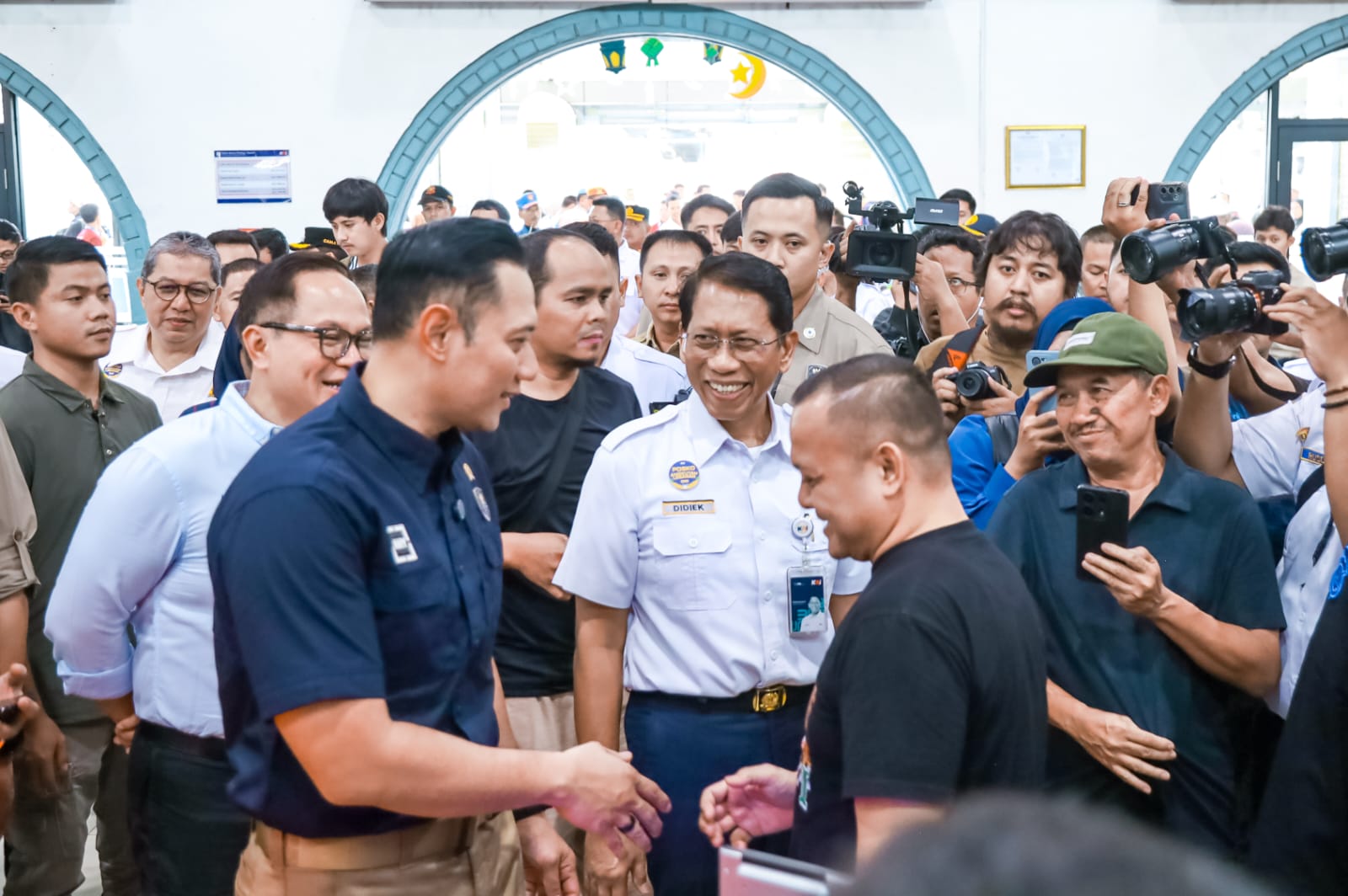 Mudik Lebaran 2025: Menko PMK Kagumi Perubahan Stasiun Pasar Senen