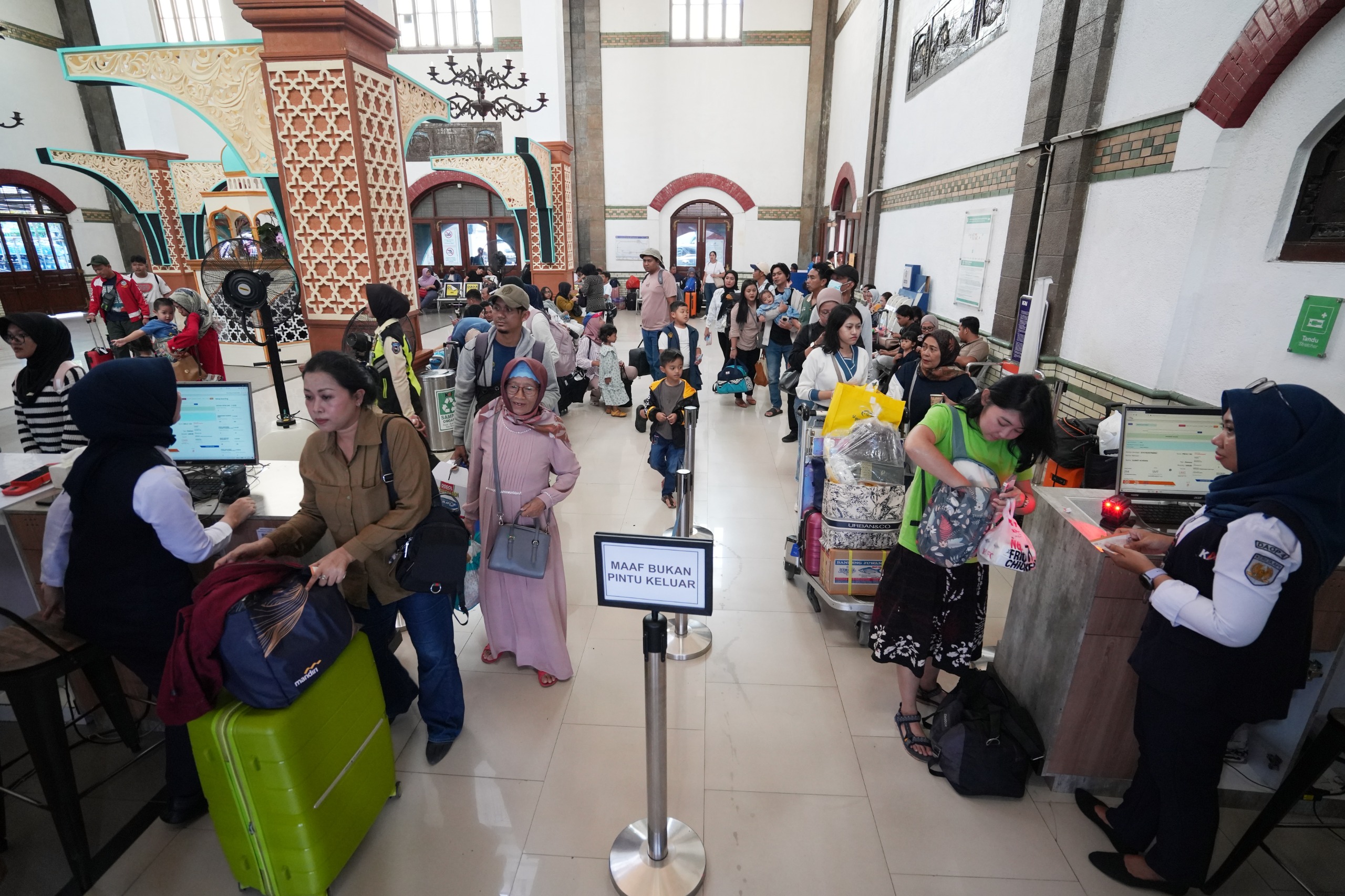 (FOTO) Pemudik Padati Stasiun Semarang Tawang Selama Lebaran