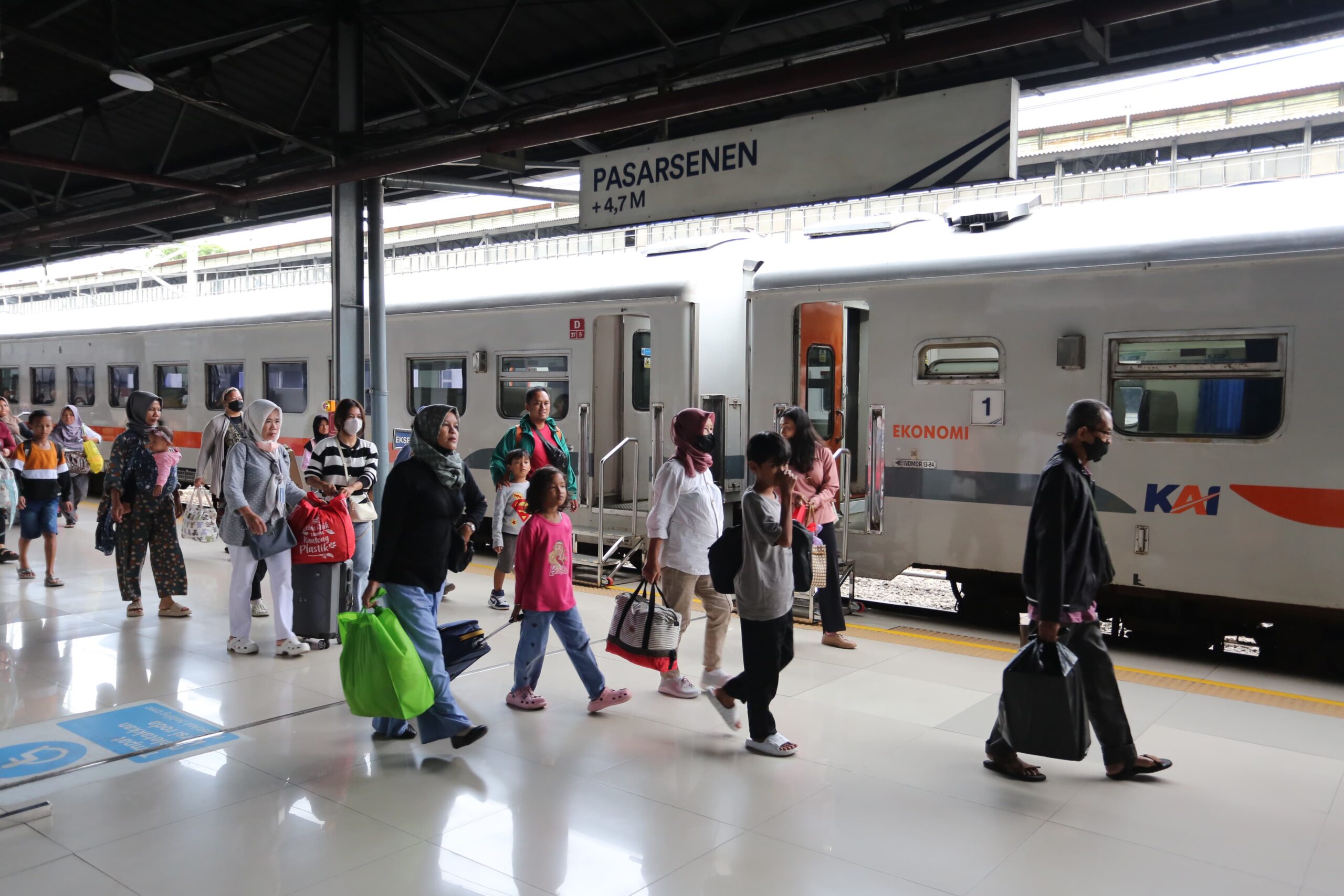 Stasiun Pasar Senen Lancarkan Mobilitas Pemudik Selama Masa Lebaran