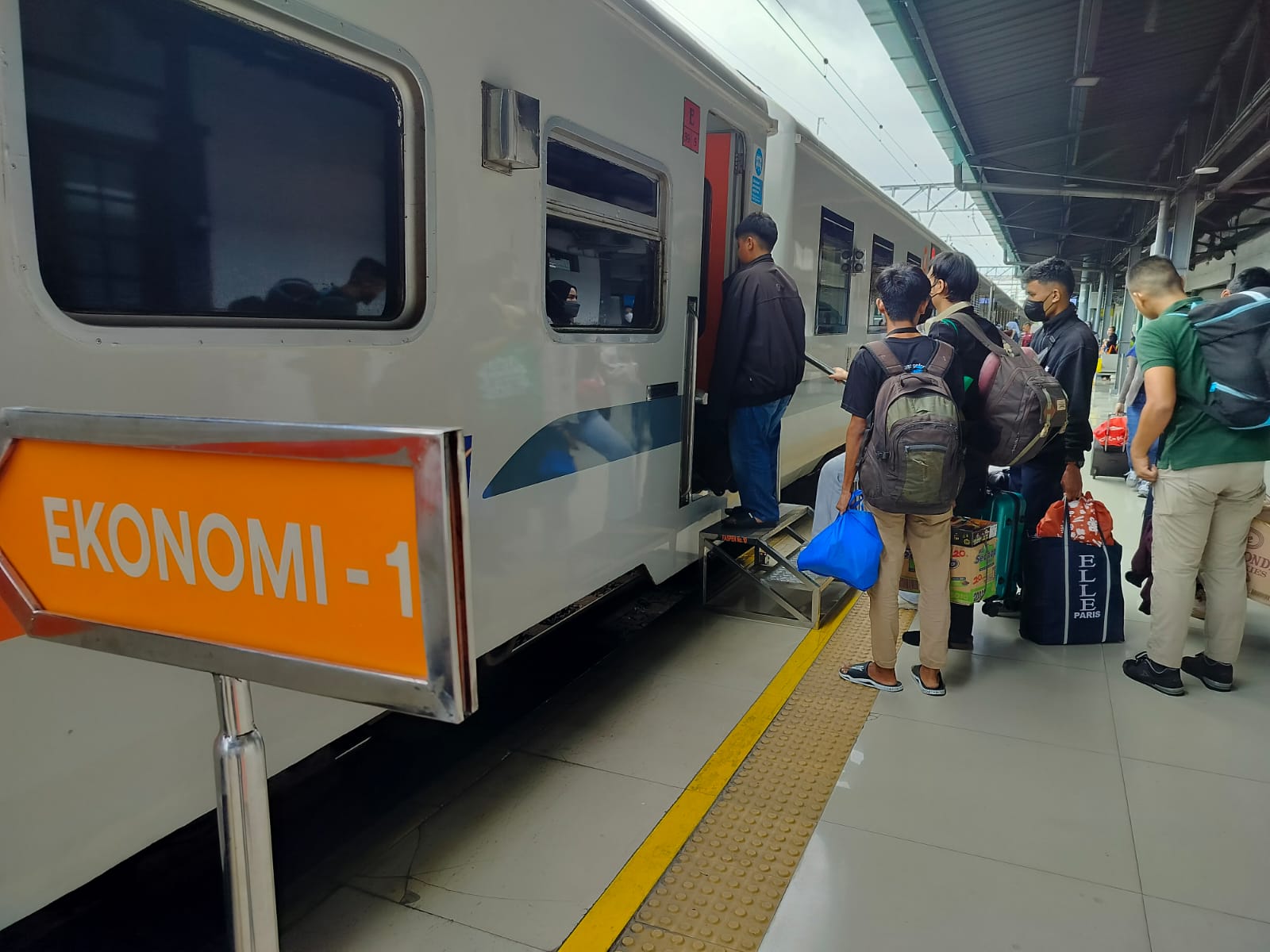 Kereta Ekonomi Jadi Pilihan Utama Hindari Kemacetan Mudik Lebaran