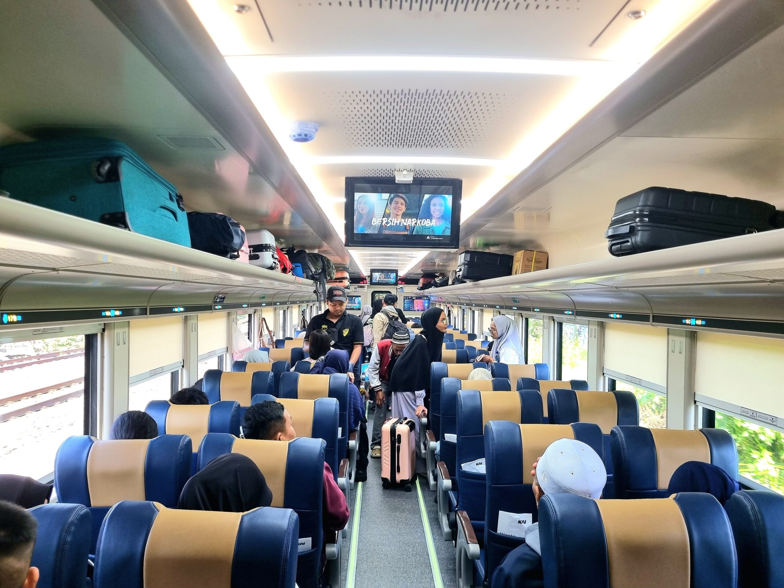 Kereta Api Jadi Primadona Libur Panjang Paskah: 846 Ribu Tiket Terjual, Okupansi Capai 102 Persen