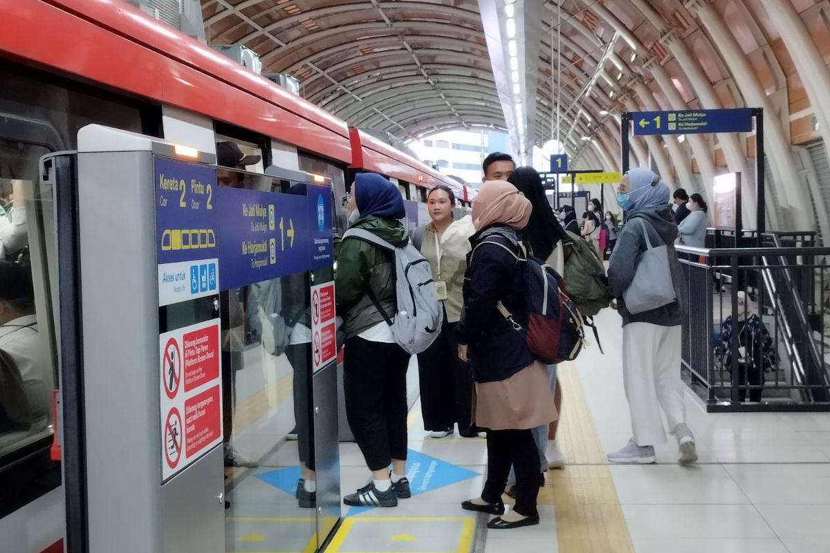 (FOTO) Penumpang LRT Jabodebek Nikmati Perjalanan Nyaman di Gerbong Modern Selama Waisak