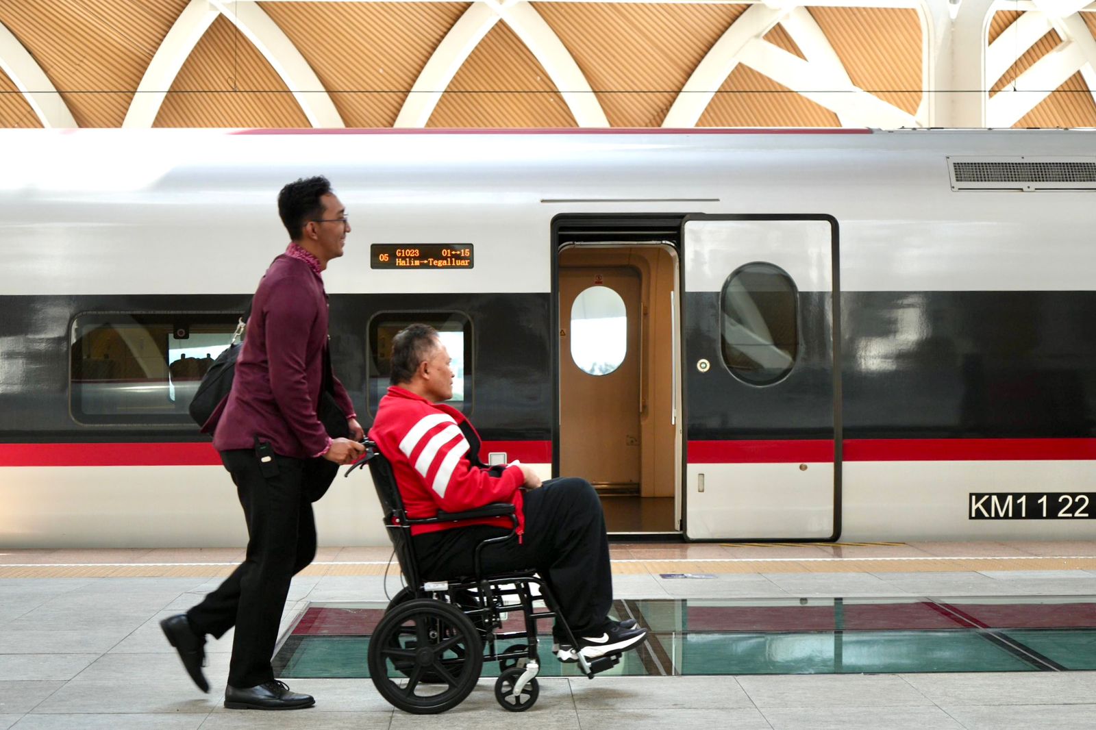 Whoosh Kereta Cepat Ramah Lansia, Permintaan Pendampingan Meningkat di Akhir Pekan