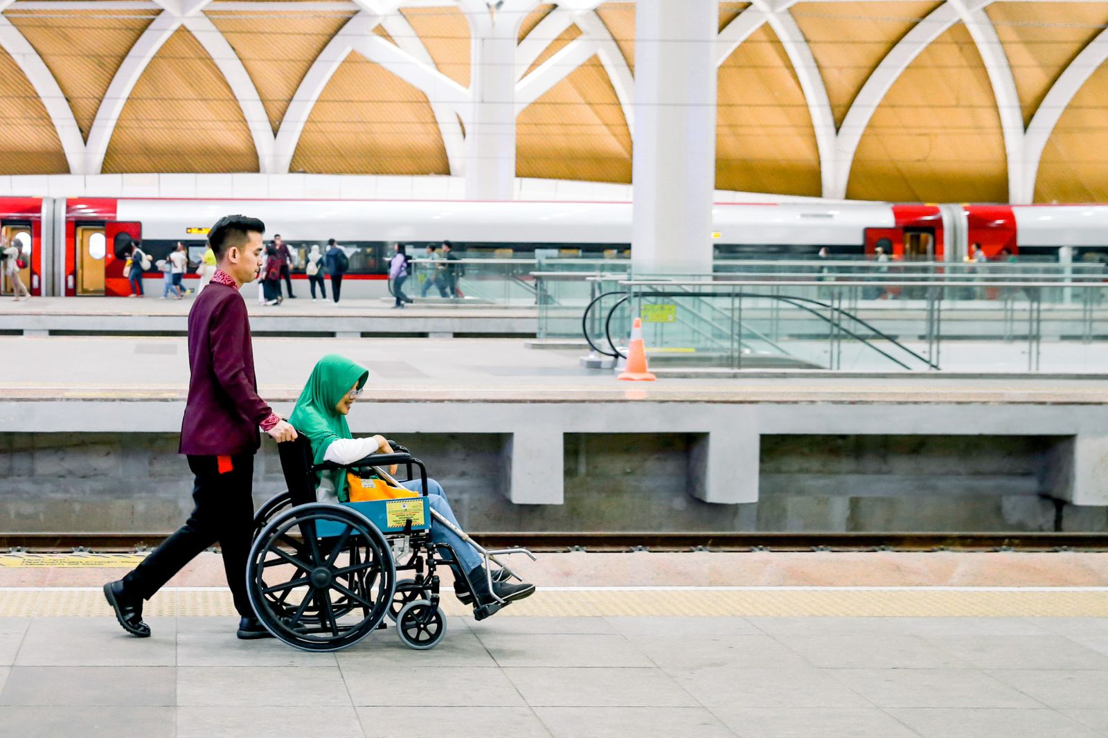 Whoosh Jadi Pilihan Transportasi Lansia, Komitmen Inklusif untuk Semua Usia