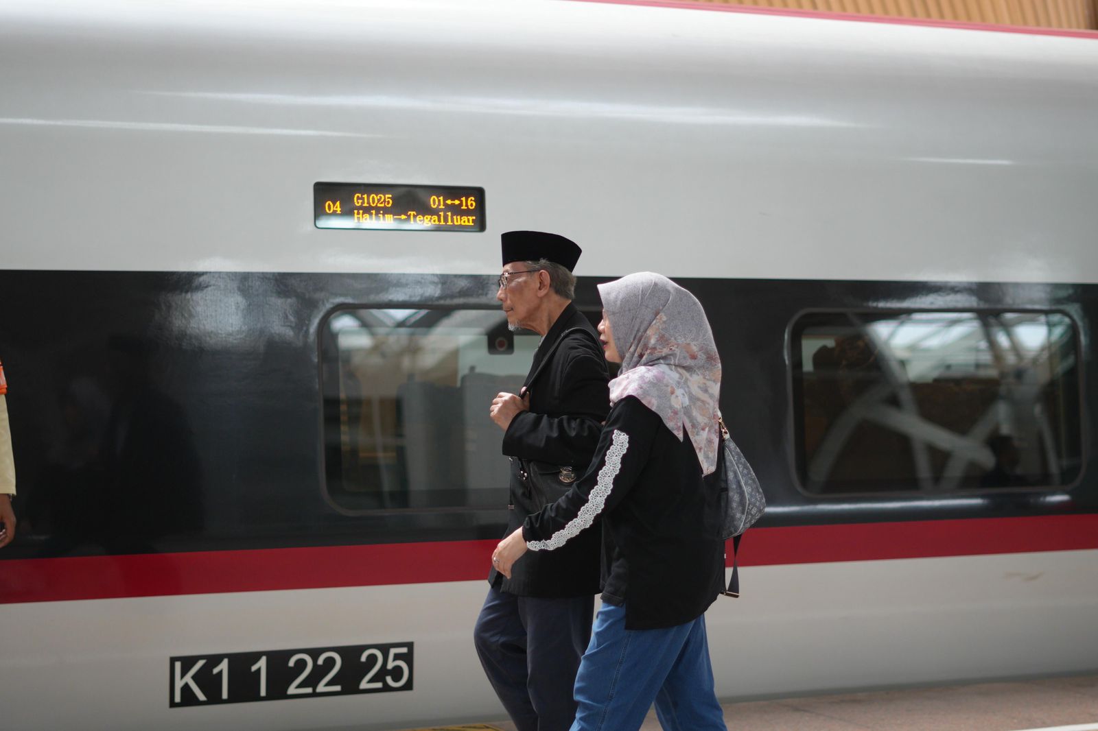 Fasilitas Prioritas di Whoosh, Lansia Semakin Mudah Bepergian Cepat dan Aman