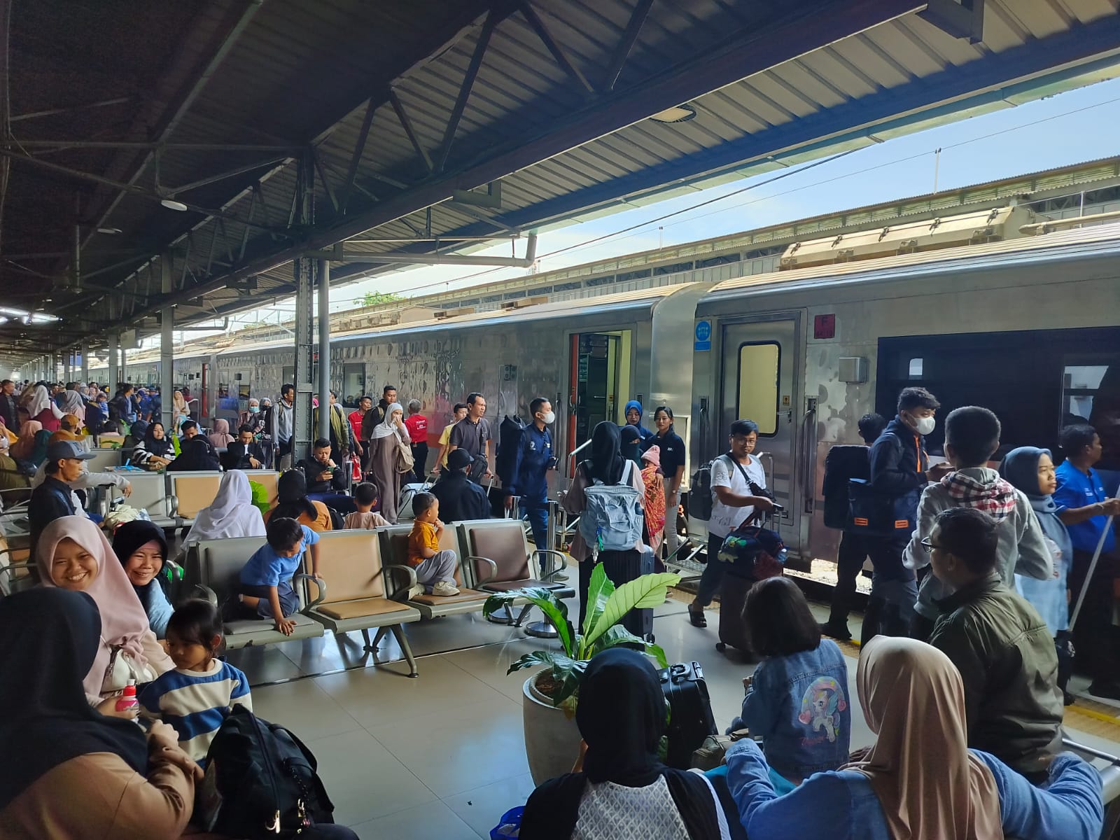 Hari Pertama Libur Panjang, Kereta Api Penuh Sesak oleh Pemudik