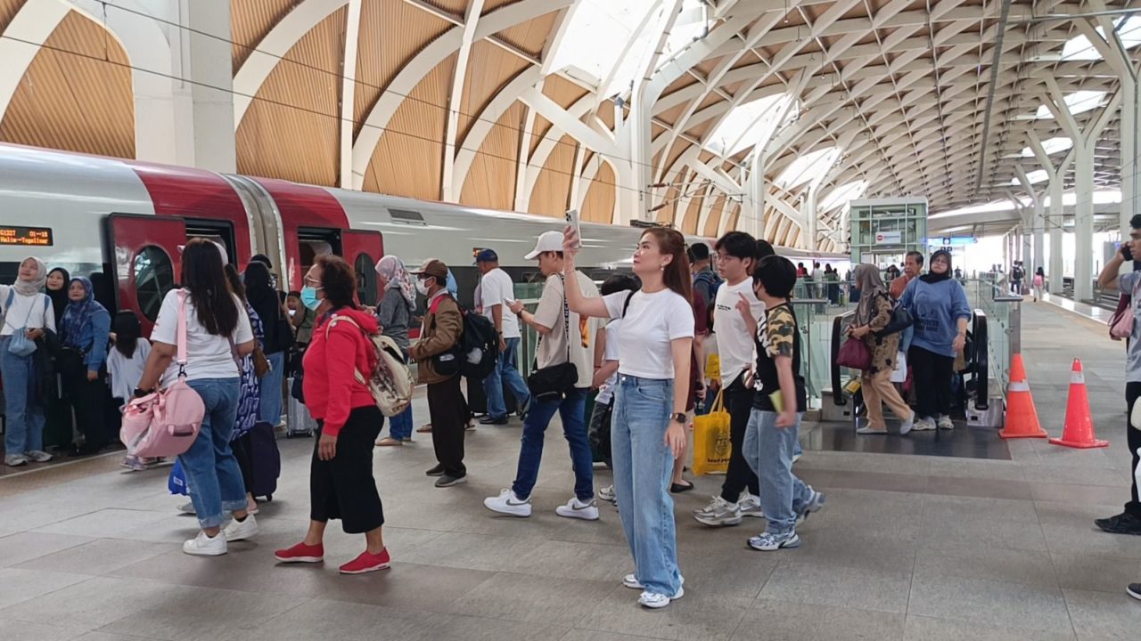 KAI Sukses Mendukung Kebijakan ASN DKI Jakarta Beralih ke Transportasi Umum