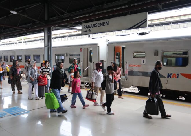 Lonjakan Penumpang Kereta di Libur Waisak Tembus Batas Kapasitas